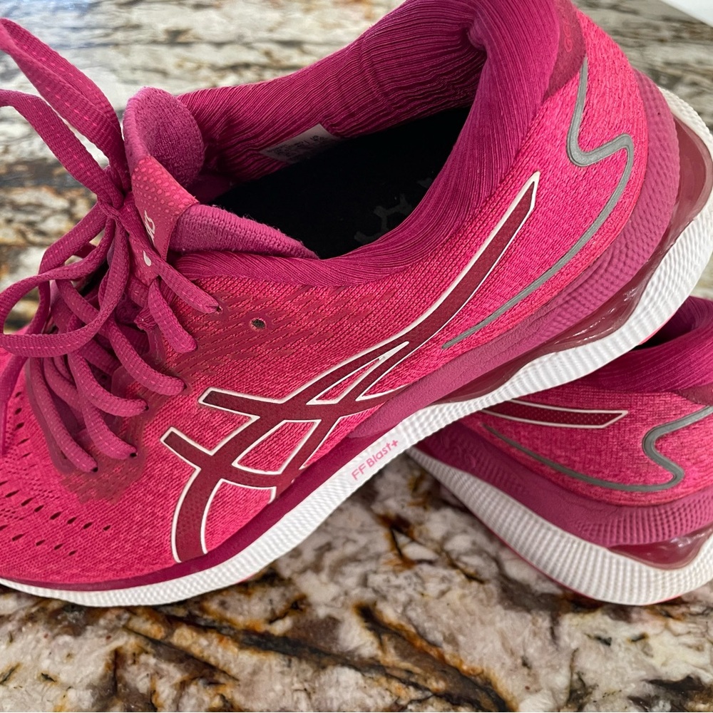 ASICS Nimbus - size 8.5 Women's Fuchsia Athletic Shoes